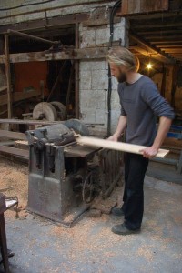 imgp5380 Dans l'ancien atelier de charron de mon grand-père, on passe le douglas et le cèdre à la dégauchisseuse, au rabot et à la toupie