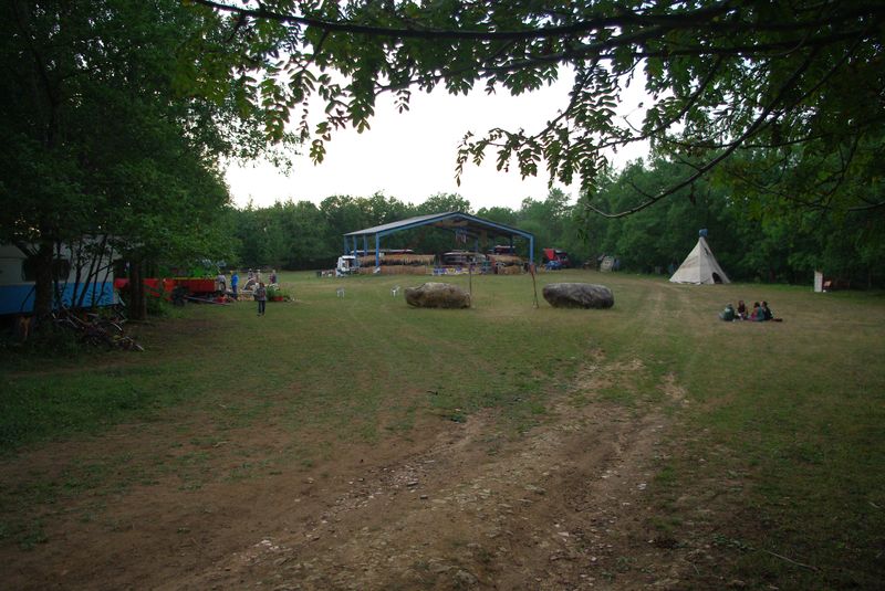 1 partie du terrain et le chapiteau du Magic Rock circus