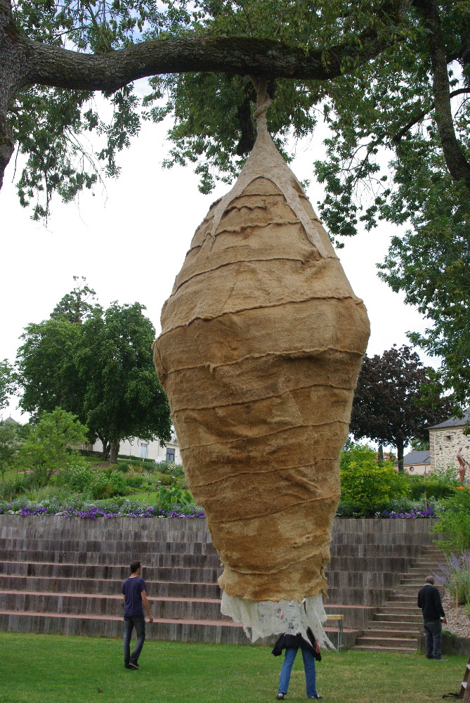 "Chrysallide", Sculpture monumentale de 3,50x1,50m en lin et laine feutrée, carte blanche au jardin Camifolia, 2014