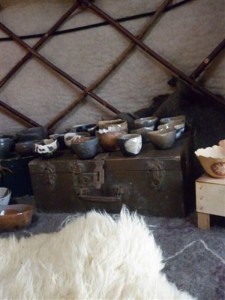 yourte3 mes bols raku exposés sous ma yourte