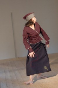 Chapeau en lainage gris et prune : 30€. Cache-coeur en lainge prune, T 38 : 70€
